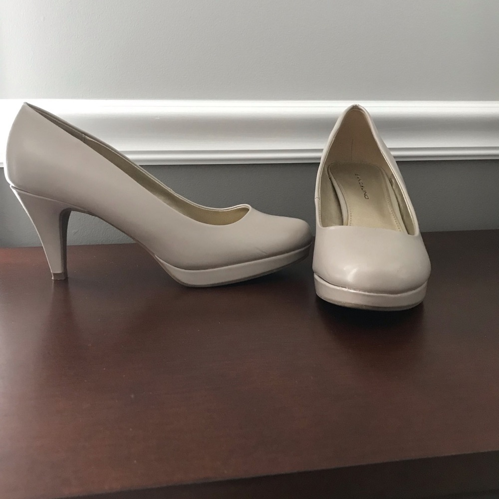 Grayish/nude pumps
